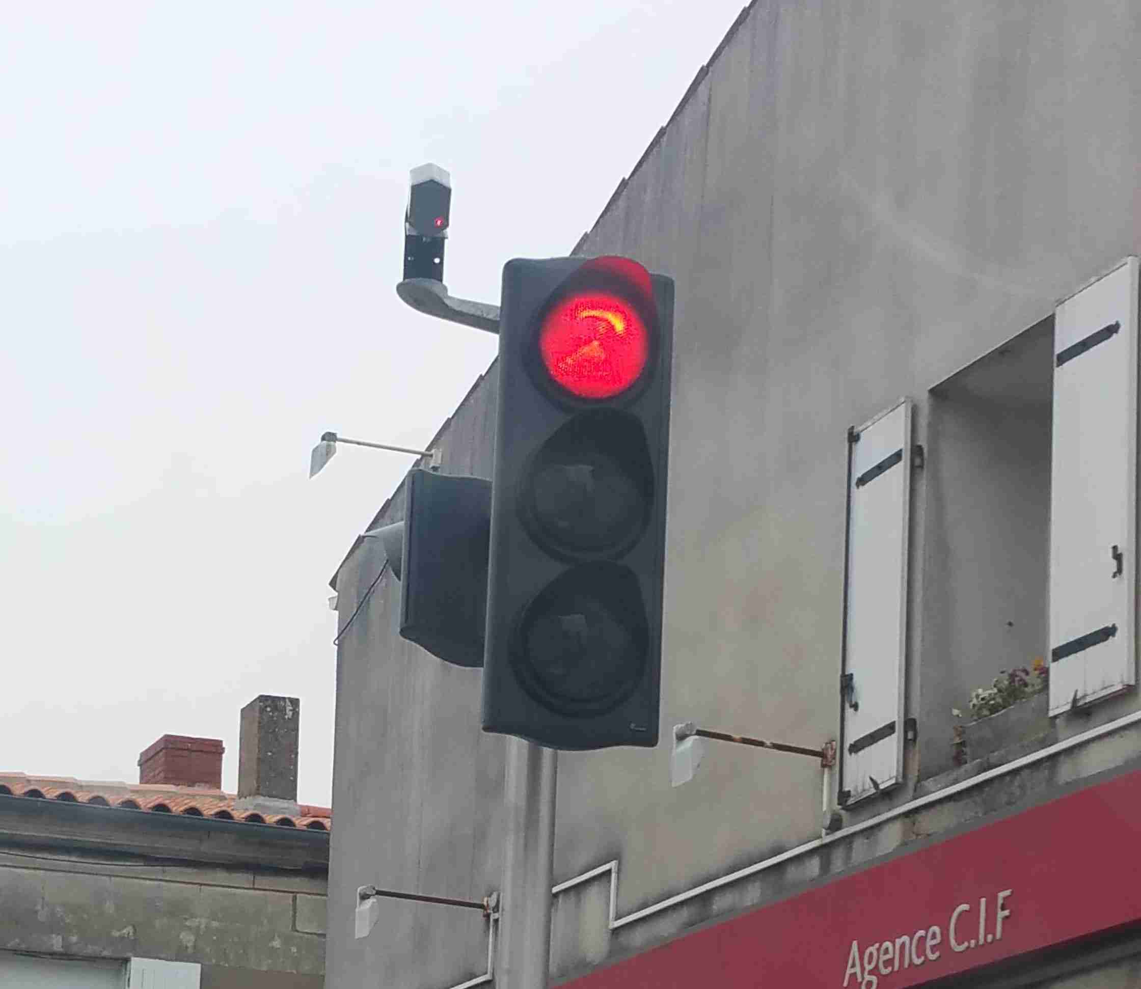 Etaules Non Les Nouveaux Detecteurs Au Dessus Des Feux Tricolores Ne Sont Pas Des Radars Info Trafic 17